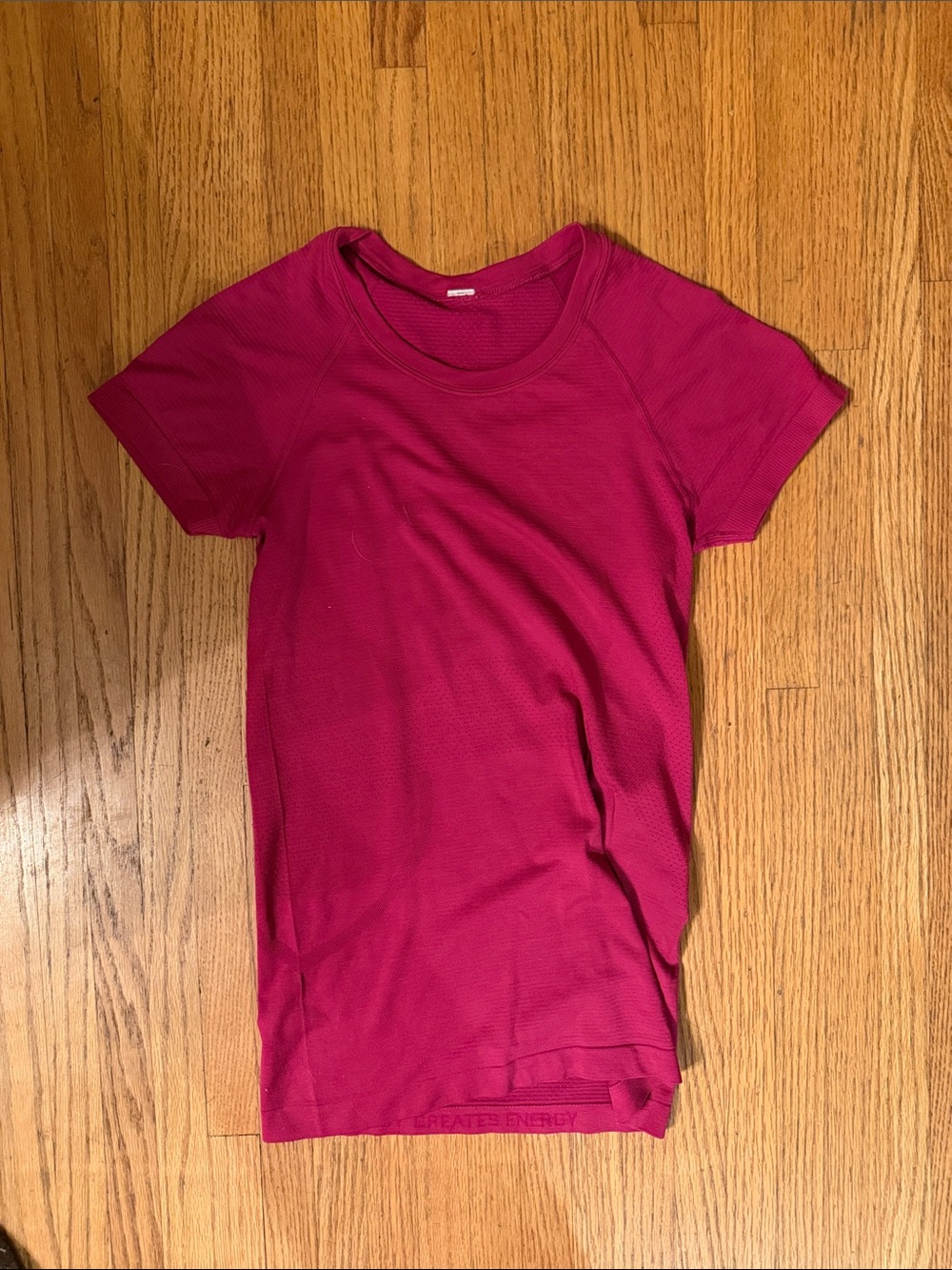 lululemon athletica Women's Short-Sleeve Crew in Magenta hot pink. 💞 size  4 👀💕💖